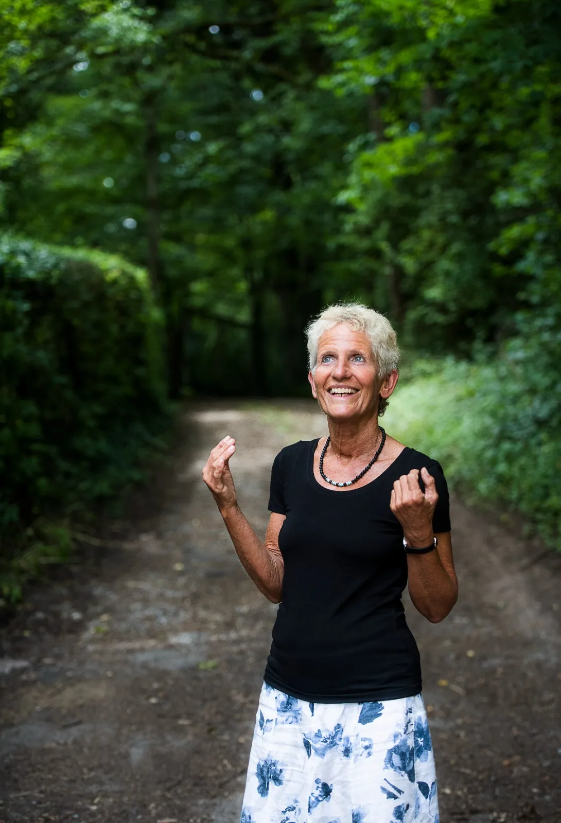 Susanne Benda auf einem Waldweg