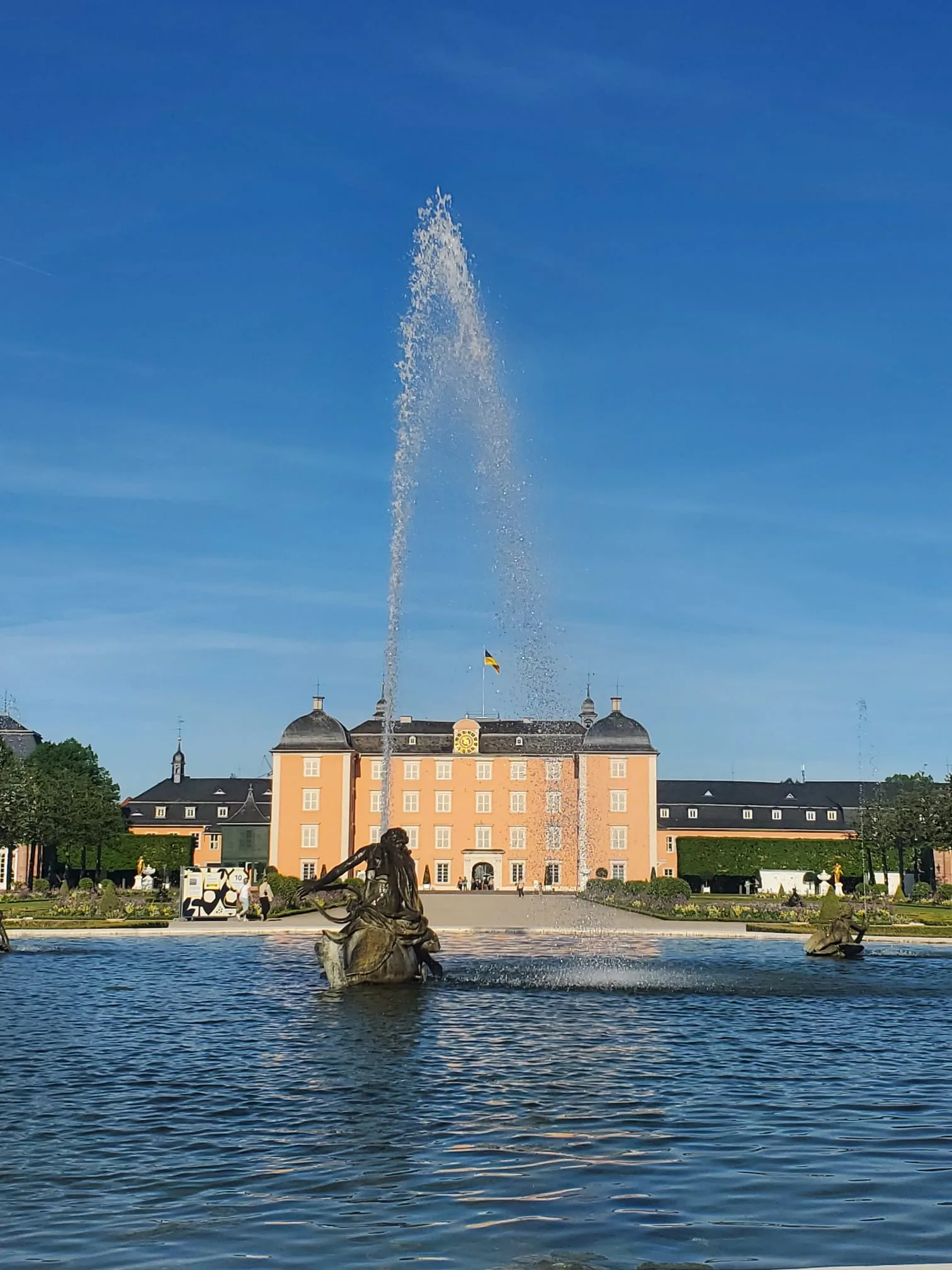 Schloss Schwetzingen mit Fontäne im Schlossgarten